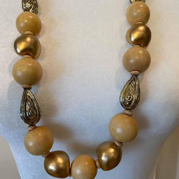 Wooden beaded necklace - Picture 2 of 3